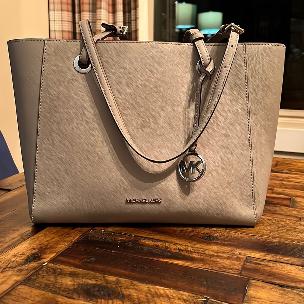 Pearl Gray Michael Kors ‘Jet Set Travel’ Tote Bag Purse